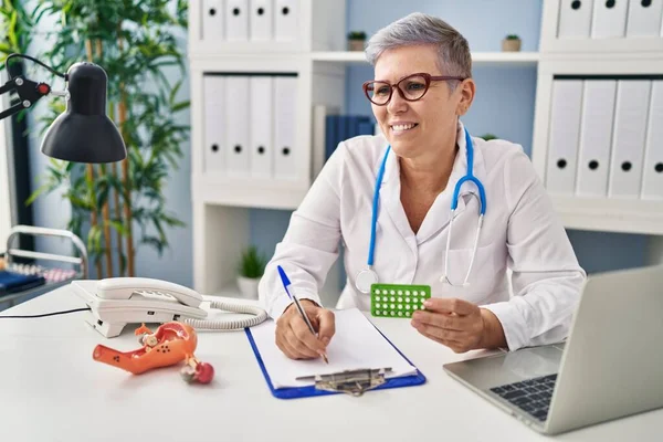 Middle Age Woman Wearing Doctor Uniform Prescribe Birth Pills Clinic — Stock Photo, Image