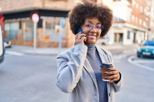アフリカ系アメリカ人女性の経営者が路上でコーヒーを飲む — ストック写真