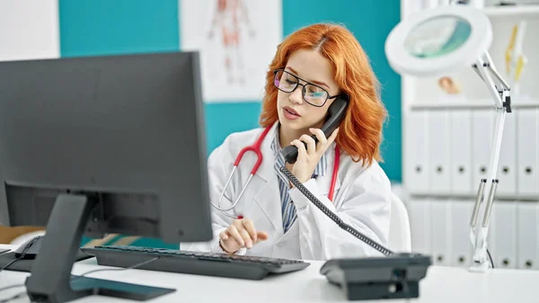 Genç Kızıl Saçlı Kadın Klinikte Telefonla Konuşan Bilgisayar Kullanıyor — Stok fotoğraf