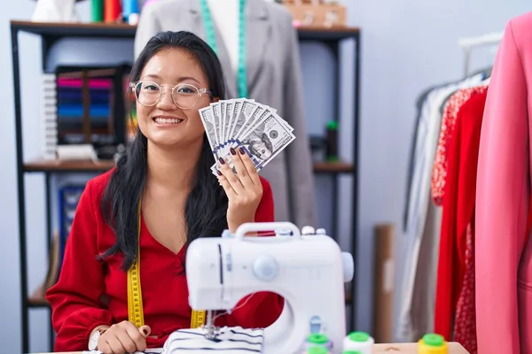 アジアの若い女性のドレッシングデザイナー保持ドル正と幸せな立ちと笑顔で自信を持って笑顔を示す歯 — ストック写真