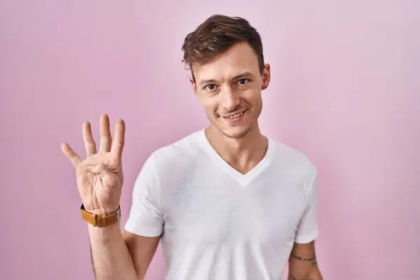 Blanke Man Staande Roze Achtergrond Tonen Wijzen Met Vingers Nummer — Stockfoto