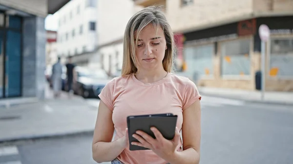 Young Blonde Woman Using Touchpad Street — Stok fotoğraf