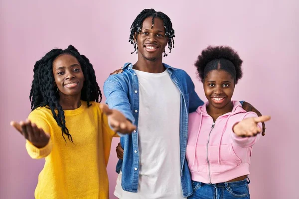 Pembe Arka Planda Bir Arada Duran Genç Siyahi Insan Mutlu — Stok fotoğraf
