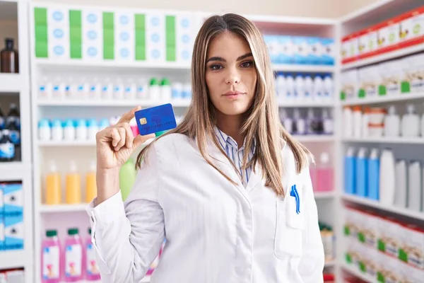Spanyol Fiatal Dolgozik Gyógyszertár Gyógyszertár Kezében Hitelkártya Gondolkodás Hozzáállás Józan — Stock Fotó