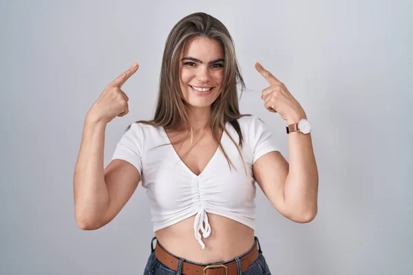 Jovem Mulher Bonita Vestindo Casual Shirt Branca Sorrindo Apontando Para — Fotografia de Stock