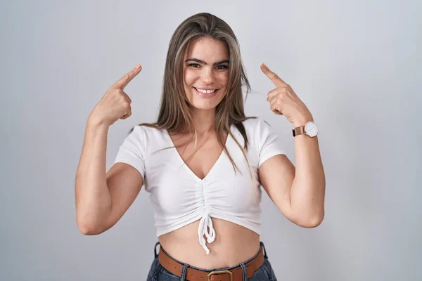 Mujer Hermosa Joven Con Camiseta Blanca Casual Sonriendo Apuntando Cabeza —  Fotos de Stock