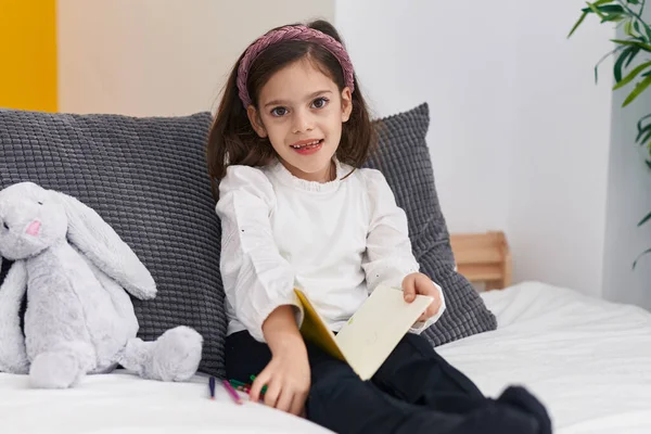 Adorável Hispânico Menina Leitura Livro Sentado Cama Quarto — Fotografia de Stock