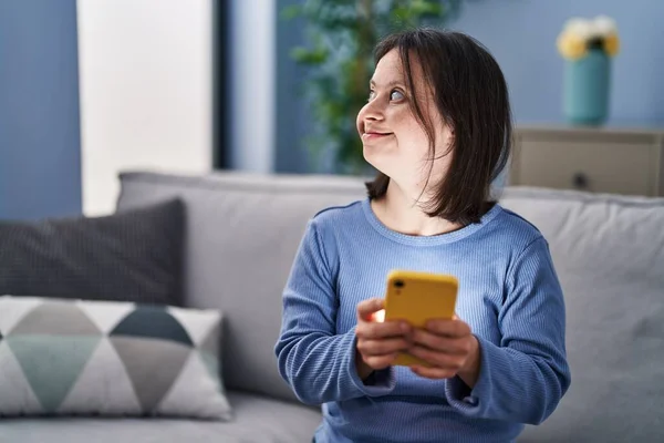 Ung Kvinna Med Ner Syndrom Med Hjälp Smartphone Sitter Soffan — Stockfoto