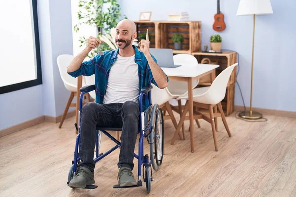 Ισπανόφωνος Άντρας Γενειάδα Κάθεται Αναπηρική Καρέκλα Κρατώντας Νέα Κλειδιά Του — Φωτογραφία Αρχείου
