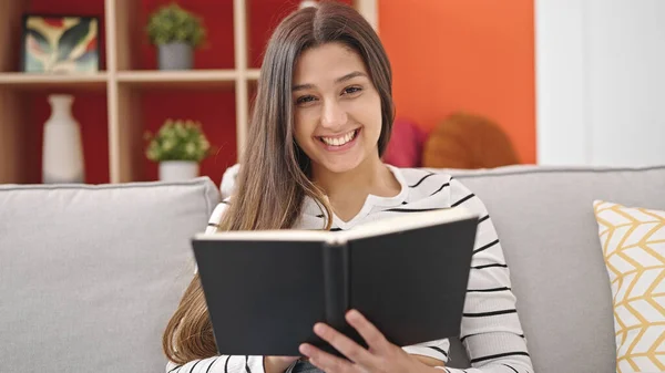 Joven Mujer Hispana Hermosa Leyendo Libro Sentado Sofá Casa —  Fotos de Stock