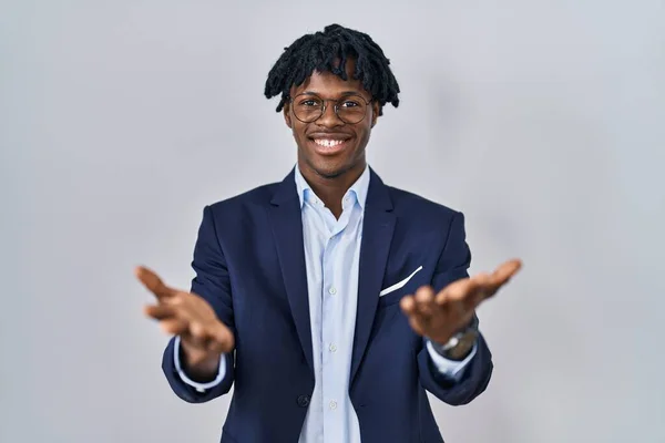 Młody Afrykanin Dredami Noszący Kurtkę Biznesową Białym Tle Uśmiechnięty Radosny — Zdjęcie stockowe