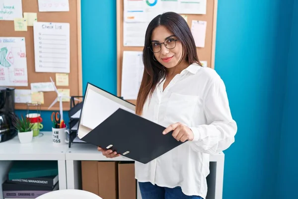 Joven Hermosa Árabe Mujer Trabajadora Negocios Leyendo Documento Oficina —  Fotos de Stock