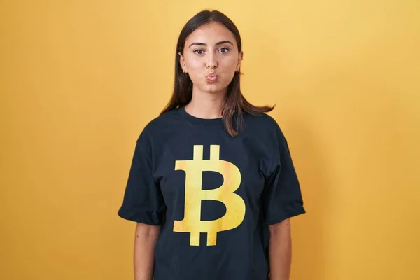 Mujer Hispana Joven Con Camiseta Bitcoin Soplando Mejillas Con Cara —  Fotos de Stock