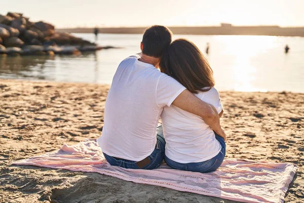 Medelålders Man Och Kvinna Par Kramar Varandra Sittandes Sand Vid — Stockfoto