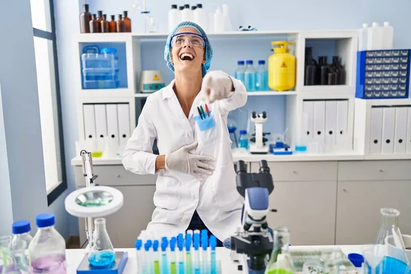 Mujer Morena Trabajando Laboratorio Científico Riéndose Señalando Con Dedo Cámara — Foto de Stock