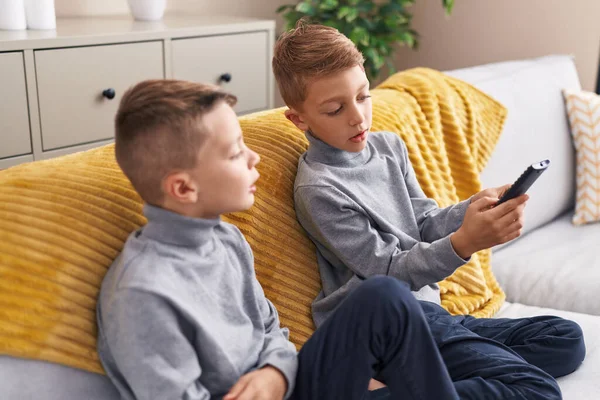 Liebenswert Jungen Fernsehen Sitzen Auf Sofa Hause — Stockfoto