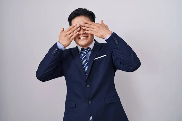 Mladý Asiat Obleku Kravatě Zakrývající Oči Veselýma Legračníma Rukama Slepý — Stock fotografie