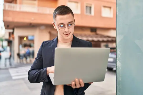 Jovem Hispânico Homem Executivo Sorrindo Confiante Usando Laptop Rua — Fotografia de Stock