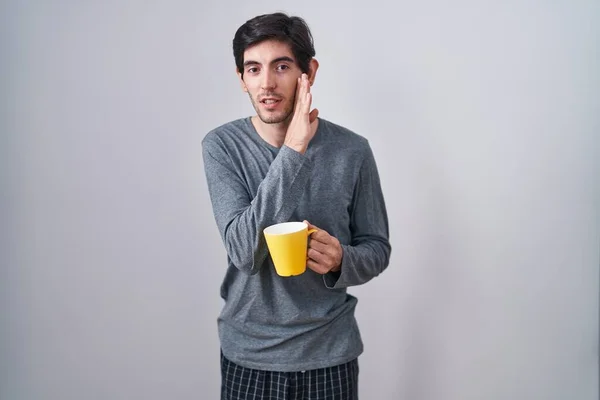 Ung Latinamerikan Som Bär Pyjamas Dricker Kopp Kaffe Hand Mun — Stockfoto