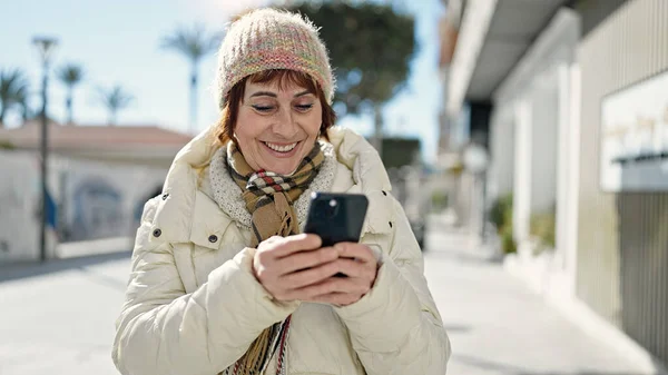 Ώριμη Ισπανόφωνη Γυναίκα Χαμογελά Αυτοπεποίθηση Χρησιμοποιώντας Smartphone Στο Δρόμο — Φωτογραφία Αρχείου