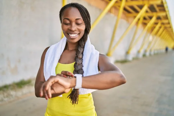 Αφροαμερικανή Γυναίκα Που Φοράει Αθλητικά Ρούχα Που Μοιάζουν Χρονόμετρο Στο — Φωτογραφία Αρχείου