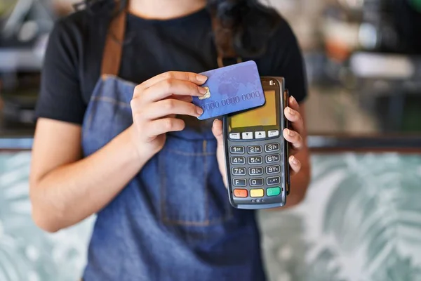 中国年轻女服务员在餐馆使用信用卡和数据电话 — 图库照片