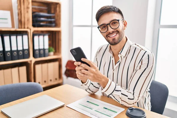 Νέοι Ισπανοί Εργαζόμενοι Επιχειρηματίας Χαμογελώντας Αυτοπεποίθηση Χρησιμοποιώντας Smartphone Στο Γραφείο — Φωτογραφία Αρχείου
