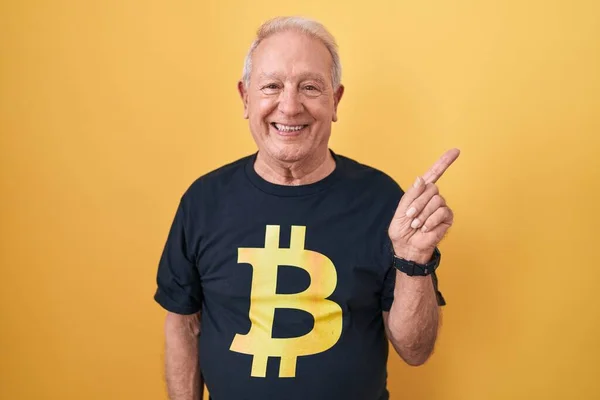 Senior Man Med Grått Hår Bär Bitcoin Shirt Med Ett — Stockfoto