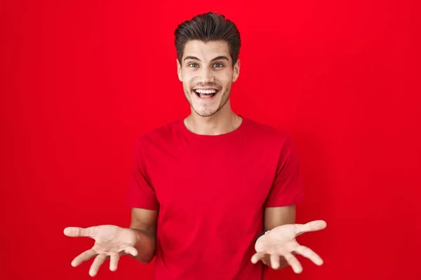 Jonge Spaanse Man Staat Rode Achtergrond Glimlachend Vrolijk Met Open — Stockfoto