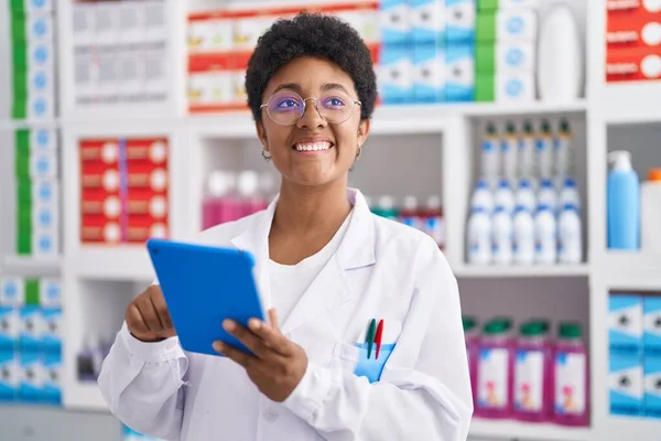 Afričanky Americká Žena Lékárník Pomocí Touchpad Práce Lékárně — Stock fotografie