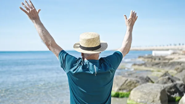 Senior Grey Haired Man Tourist Wearing Summer Hat Standing Backwards — Stock Photo, Image