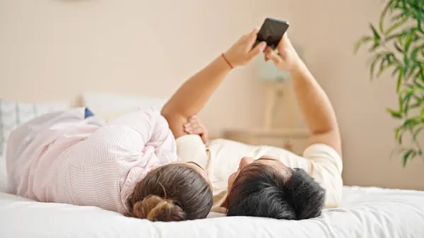 Homme Femme Couple Couché Sur Lit Utilisant Smartphone Dans Chambre Images De Stock Libres De Droits