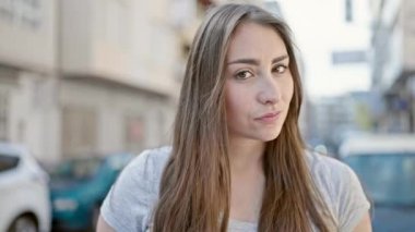 Genç, güzel, İspanyol bir kadın, sakin bir ifadeyle karşımda dikiliyor ve 