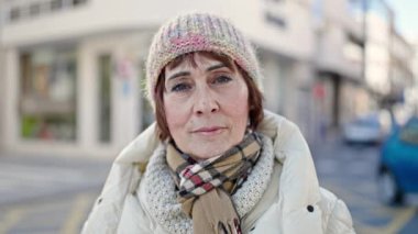 Sokakta kendinden emin gülümseyen olgun İspanyol kadın
