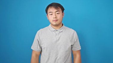 Kendine güvenen bir gülümseme, tamam mı?