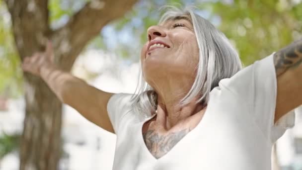 Mujer Pelo Gris Mediana Edad Respirando Con Los Brazos Abiertos — Vídeo de stock