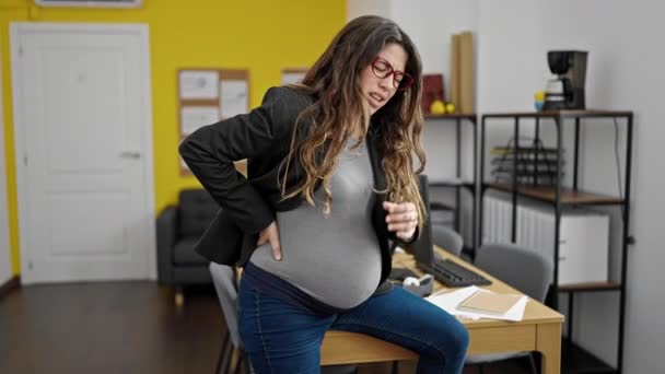 Молодая Беременная Деловая Женщина Страдает Боли Спине Офисе — стоковое видео