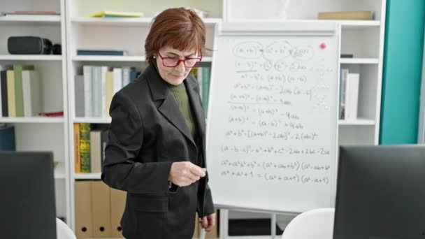 Dojrzała Latynoska Nauczycielka Uczy Matematyki Uniwersytecie Bibliotece — Wideo stockowe