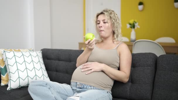 Joven Embarazada Comiendo Manzana Tocando Vientre Casa — Vídeos de Stock