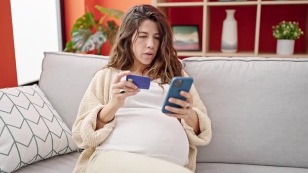 Akıllı Telefon Kredi Kartıyla Alışveriş Yapan Hamile Bir Kadın Evdeki — Stok video