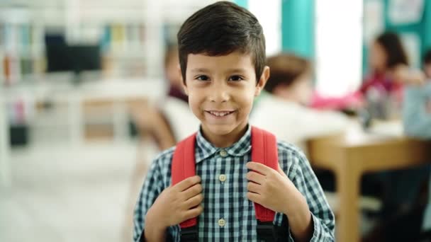 Чарівний Іспаномовний Хлопець Студент Посміхається Впевнено Стоячи Класі — стокове відео
