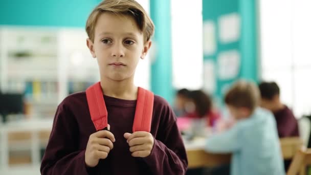 Entzückende Kaukasische Junge Student Lächelt Zuversichtlich Klassenzimmer Stehen — Stockvideo