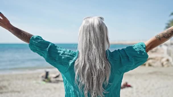 Femeia Vârstă Mijlocie Părul Gri Face Exerciții Yoga Plajă — Videoclip de stoc