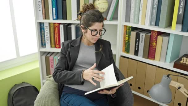 Молода Вагітна Жінка Студент Читає Книгу Бібліотечному Університеті — стокове відео
