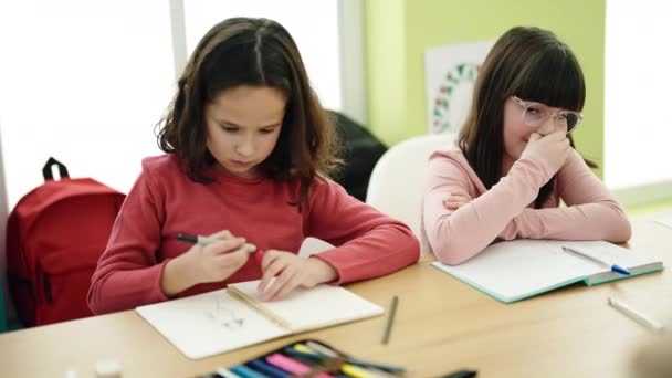 Studentinnen Sitzen Tisch Und Zeichnen Auf Einem Notizbuch Klassenzimmer — Stockvideo