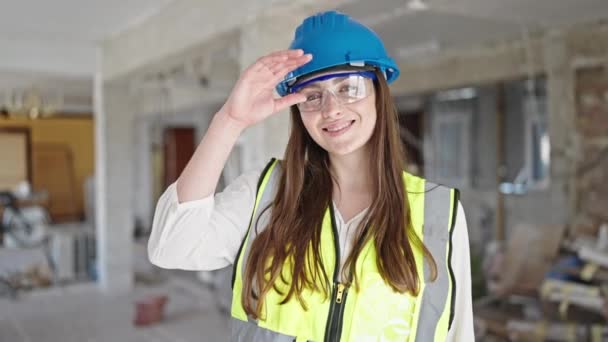 Junge Schöne Hispanische Bauarbeiterin Lächelt Selbstbewusst Auf Baustelle — Stockvideo