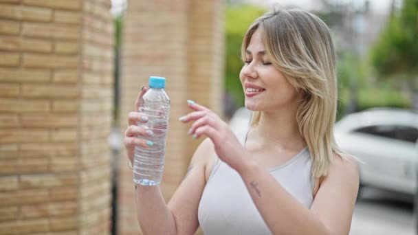 Wanita Pirang Muda Tersenyum Yakin Minum Air Jalan — Stok Video