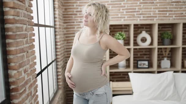 Mladá Těhotná Žena Dotýká Břicho Stojící Ložnici — Stock video