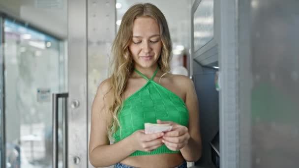 Genç Sarışın Kadın Srail Şekeri Tutuyor Sokakta Para Makinesi Banknotları — Stok video