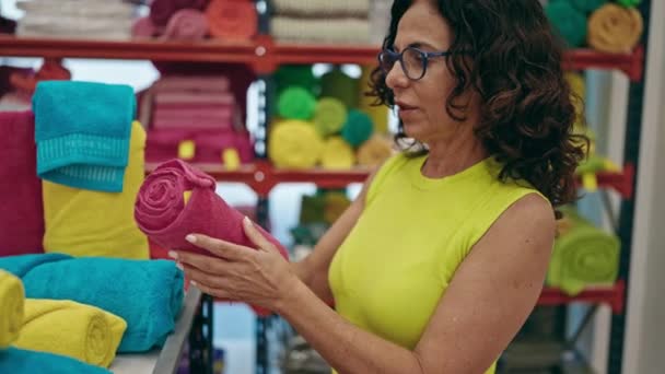 Середньовіччя Іспаномовна Жінка Купує Рушники Текстильному Магазині — стокове відео